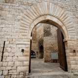 E� arrivato ora il momento di entrare. Attraversiamo il portale con architrave a sesto rialzato...